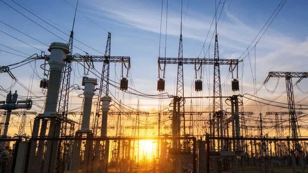 Hyderabad: హైదరాబాద్ లో భారీగా పెరిగిన కరెంట్ వాడకం.. కోతలు తప్పవా..!