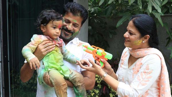 మనవడితో సీఎం రేవంత్ రెడ్డి హోళీ సంబరాలు