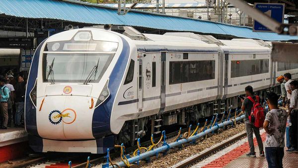 Vande Bharat: రేపు ఒకే రోజు 10 వందే భారత్ రైళ్ల ప్రారంభం-హాఫ్ సెంచరీ రికార్డు..!