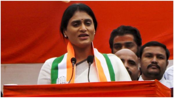 ఎన్నికల్లో పోటీ పైన వైఎస్ షర్మిల కీలక నిర్ణయం - హోరా హోరీ..!!