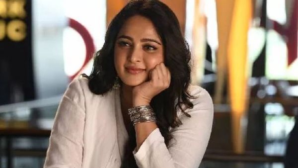 ప్రభాస్‌కు షాక్..ఆ యంగ్ హీరోతో అనుష్క సీక్రెట్ రిలేషన్..?