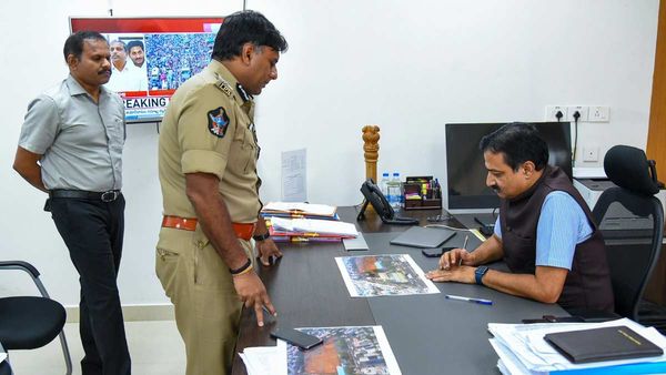 సీఎం జగన్ పై రాయి దాడి: పోలీస్ ఉన్నతాధికారులకు ఏపీ సిఈవో కీలక ఆదేశం!!