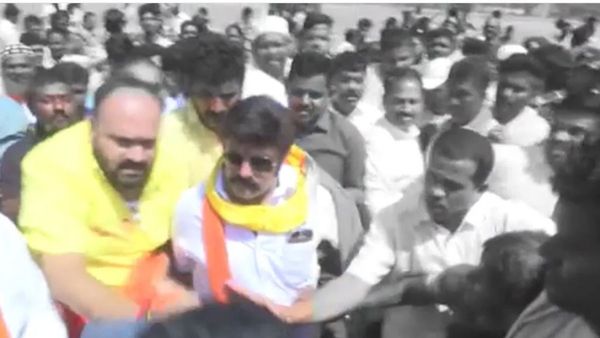 సెల్ఫీ అడిగిన అభిమాని.. ఈడ్చి కొట్టిన బాలకృష్ణ(వీడియో)