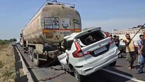 ఘోర కారు ప్రమాదం: ట్యాంకర్‌ను ఢీకొట్టడంతో చిన్నారి సహా 10 మంది మృతి