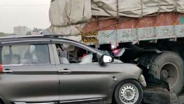 ఘోర ప్రమాదం: లారీని ఢీకొనడంతో చిన్నారి సహా ఆరుగురు మృతి