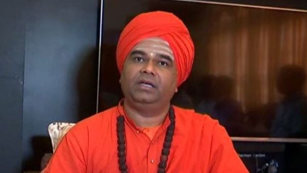 కేంద్ర మంత్రిపై స్వామీజీ పోటీ, ఊహించని షాక్ ఇచ్చిన భక్తులు, ఏం కావాలో తేల్చుకోండి!