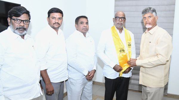 టీడీపీలో చేరిన డొక్కా.. వైసీపీలో చేరబోతున్న యనమల..!