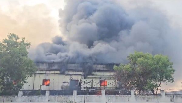 రంగారెడ్డి జిల్లాలో ఫార్మా కంపెనీలో భారీ అగ్నిప్రమాదం.. మంటలతో 50మంది కార్మికులు ఉక్కిరిబిక్కిరి!!