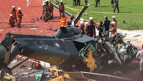 Shocking Video: గాల్లో ఢీకొన్న రెండు నేవీ హెలికాఫ్టర్లు-10 మంది స్టాఫ్ దుర్మరణం..!