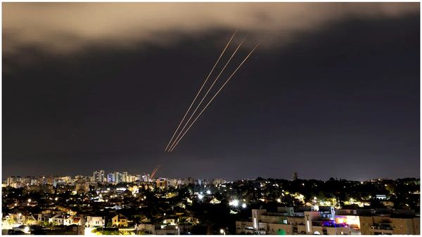 అక్కడ.. యుద్ధ వాతావరణం: భారీగా దాడులు