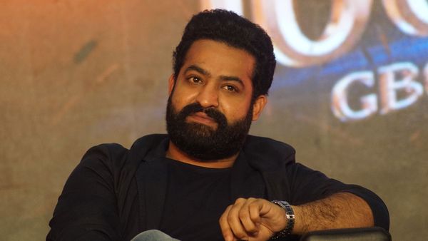 షూటింగ్ లో జూనియర్ ఎన్టీఆర్ ను అవమానించిన స్టార్ కమెడియన్