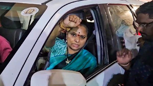 కవితను అరెస్ట్ చేసిన సీబీఐ: బిగుసుకున్న ఉచ్చు