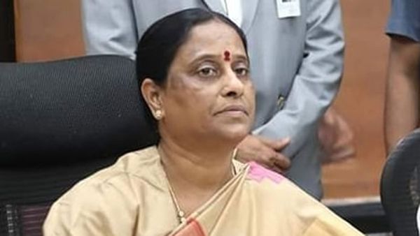 జాగ్రత్తగా మాట్లాడండి: కొండా సురేఖకు ఎన్నికల సంఘం హెచ్చరిక