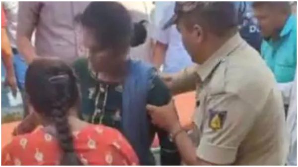 ఓటు వేపిన స్టార్ హీరో, నిర్లక్షం చేస్తే ఐదు ఏళ్లు అంతే గతి, పోలింగ్ కేంద్రంలో మహిళకు గుండెపోటు !