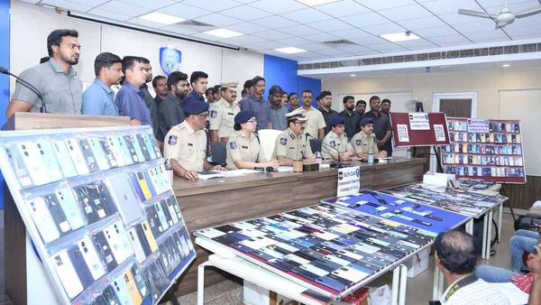 హైదరాబాద్‌లో ఇంటర్నేషనల్ మొబైల్స్ స్నాచింగ్ గ్యాంగ్.. రాత్రి 10గంటల తర్వాత బయటకు వెళ్ళేవారే టార్గెట్!!