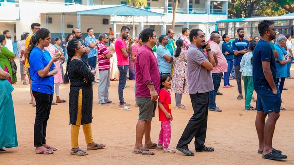 బెంగళూరులో పోలింగ్ బహిష్కరణ, ఓటింగ్ అంటే ఊడిపోతుంది, ఈగలు తోలుకున్న సిబ్బంది!