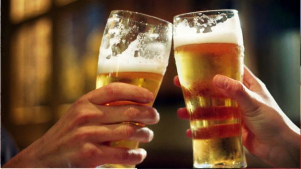 Liquor: బీర్ల కొరతతో అల్లాడుతున్న మద్యం ప్రియులు..