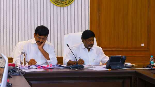 Congress: కాంగ్రెస్ లో తెగని టికెట్ల పంచాయితీ.. బెట్టు వీడన భట్టి, పొంగులేటి..!