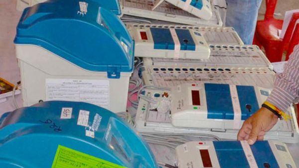 మళ్లీ బయటపడ్డ ఈవీఎం మోసం ! ఏ బటన్ నొక్కినా బీజేపీకే ఓటు...?