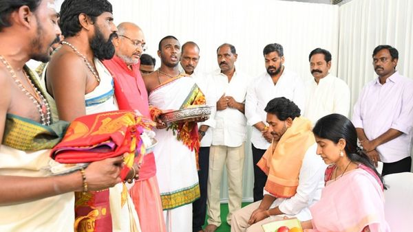 ఉగాది వేడుకల్లో ఏపీ సీఎం వైఎస్ జగన్ దంపతులు.. జగన్ ఆకాంక్ష ఇదే!!