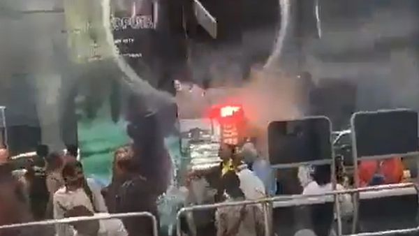 కుప్పకూలిన ఎయిర్‌పోర్ట్ సీలింగ్