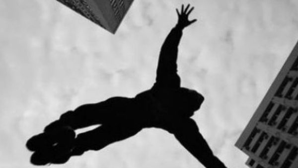 హోటల్ లో ఏం కష్టం వచ్చిందో ?, 19వ అంతస్తు నుంచి దూకి ?, అసలు ఏం జరిగిందో తెలీదు !