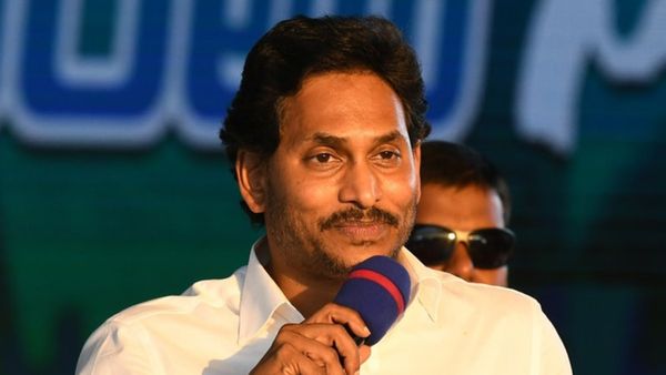 నెల్లూరులో జగన్ కు షాక్; రాజీనామా చేసి టీడీపీలో చేరిన 40మంది వాలంటీర్లు!!