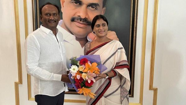 అన్నకు గుడ్‌బై- చెల్లి పార్టీలో చేరిక: వైసీపీ- టీడీపీ కూటమికి సవాల్