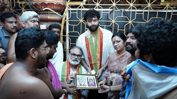 మెగాప్రిన్స్ వరుణ్ తేజ్‌కు ఘనస్వాగతం.. బాబాయ్ గెలవాలని పిఠాపురం ఆలయంలో అబ్బాయ్ పూజలు