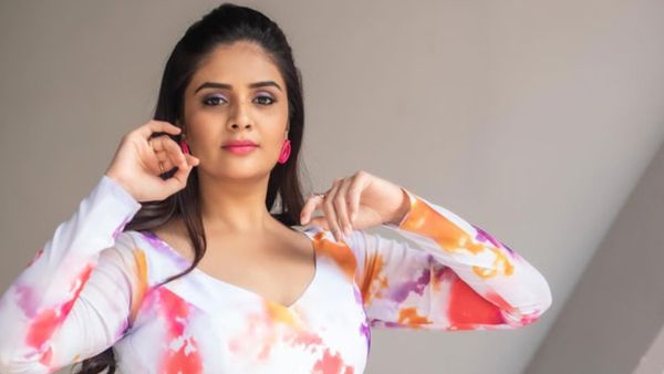 నక్క తోక తొక్కిన శ్రీముఖి.. పాన్ ఇండియా సినిమాకు ఎంపిక
