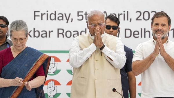 కాంగ్రెస్ మ్యానిఫెస్టోలో సంచలన హామీలు - అధికారంలోకి వస్తే ఎన్డీయేకి చుక్కలే..!