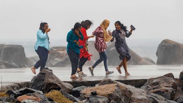 వాతావరణ కేంద్రం చల్లటి కబురు - కానీ, బీ అలర్ట్..!!