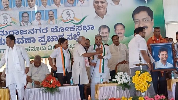 సీఎంకు ఇలాంటి బహుమతులు ఇస్తారా ?, గిఫ్ట్ చూసి షాక్ అయ్యిన సీఎం, నాయకులు, ఫ్యాన్స్ !