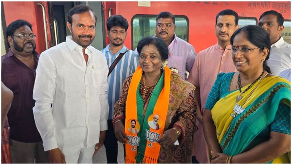 Tamilisai Soundararajan: హైదరాబాద్ కు చేరుకున్న తమిళిసై సౌందర రాజన్..