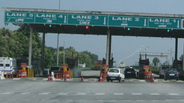 నూతన ఆర్ధిక సంవత్సరం తొలినాడే వాహనదారులకు షాక్: టోల్ చార్జీల పెంపు!!