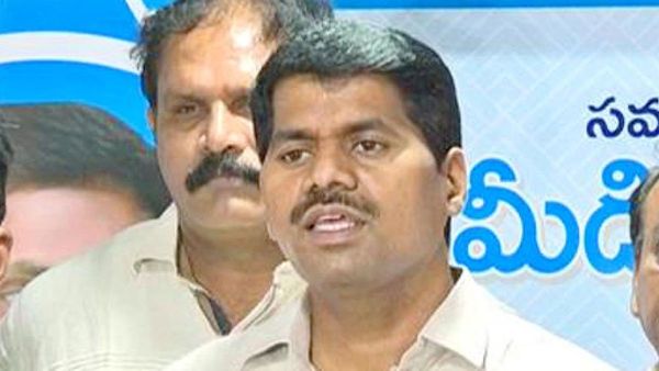 ఏపీ సచివాలయ ఉద్యోగుల సంఘం అధ్యక్షుడు వెంకట్రామిరెడ్డిపై సస్పెన్షన్ వేటు