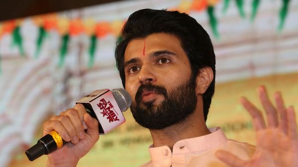 టైం చూసి విజయ్ దేవరకొండను తొక్కుతున్న స్టార్ డైరెక్టర్లు?
