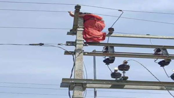 భర్త, ప్రియుడు ఇద్దరూ కావాలి: కరెంట్ పోల్ ఎక్కి మహిళ ఆందోళన