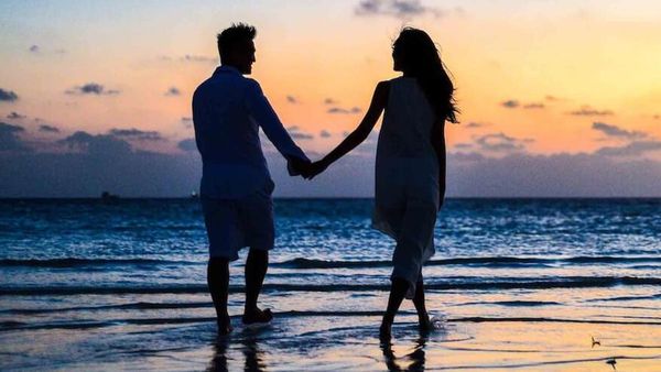 లేడీ స్కూట్ టీచర్ ను ఎత్తుకెళ్లిన యువకుడు, జాతరకు వెళ్లిన టైమ్ లో ప్లాన్ చేసి, అంతేనా!