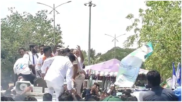 Shocking: నామినేషన్ ర్యాలీ వాహనంపై చెప్పులతో కొట్టుకోబోయిన వైసీపీ నేతలు
