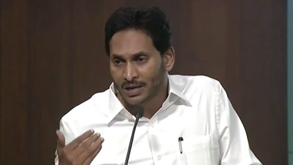 YS Jagan Bandage: వైఎస్ జగన్ తలకు బ్యాండేజ్ తొలగింపు..!