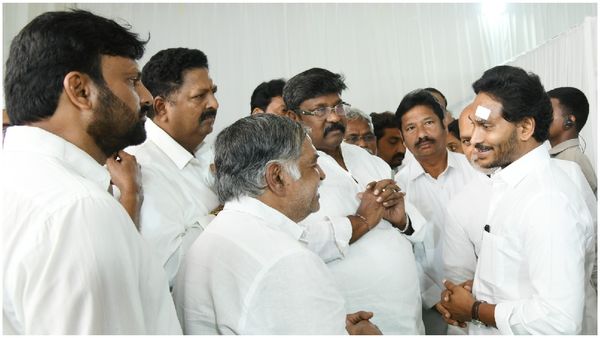 Ys Jagan Stone Attack: రాయి దాడిపై జగన్ ఫస్ట్ రియాక్షన్ ఇదే..!