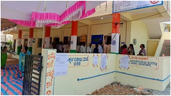 మైనింగ్ అడ్డా బళ్లారిలో ఓటింగ్ బహిష్కరించిన ప్రజలు, మా భూములపై మీ పెత్తనం ఏమిటి !