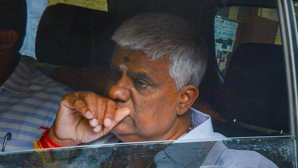 సెక్స్ స్కాండల్ కేసులో ట్విస్ట్, భార్య ముఖం కూడా చూడకుండా తిరుగుతున్న మాజీ మంత్రి