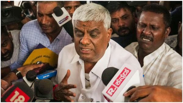 సెక్స్ స్కాండల్ కేసు, ఎక్కడెక్కడ ఏమేమి జరిగింది ?, మాజీ మంత్రి, ఎంపీ ఇంట్లో పంచనామా !