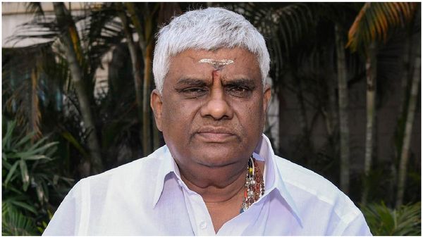 హమ్మయ్యా, ఆ కేసులో మాజీ మంత్రికి బెయిల్, కొడుకు కేసులో తండ్రికి చెమటలు పడుతున్నాయి