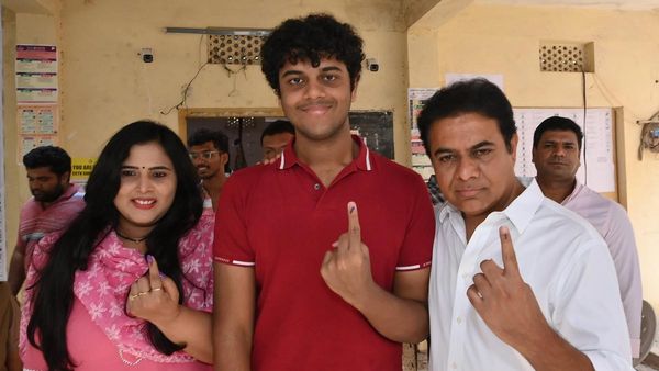 తొలిసారి ఓటేసిన యంగ్ ఓటర్ హిమాన్షు.. పరిణతితో మాట్లాడిన కేసీఆర్ మనవడు, తగ్గట్లేదుగా!!