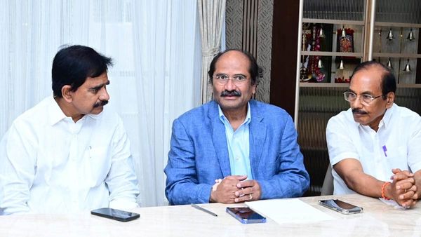 టీడీపీ ఆఫీసులో జగన్ ఎయిర్ పోర్ట్ ఘటన డాక్టర్..! అసలేం జరిగిందంటే?