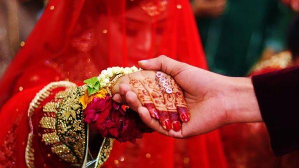 అల్లుడా మజాకా, అత్తను పెళ్లి చేసుకున్న అల్లుడు, వీరలెవల్లో మామ కళ్లముందే హీరో !