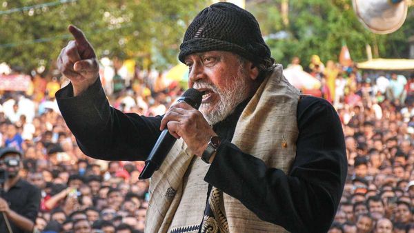 మిథున్ చక్రవర్తి రోడ్‌షోపై రాళ్లు, బాటిళ్లతో దాడి: ఉద్రిక్తత